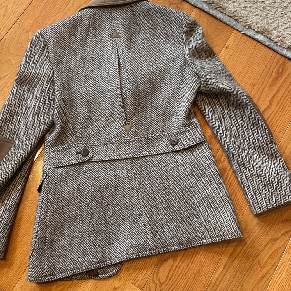 Gorgeous vintage blazer.  Such beautiful details. - Picture 7 of 12